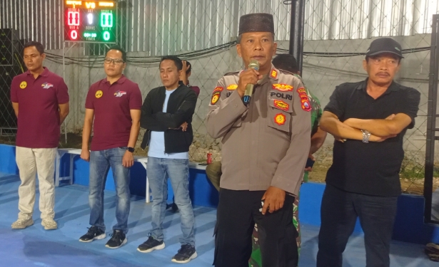 Ket foto: Kapolsek Pasean AKP Gunarto saat memberikan sambutan pada pembukaan Turnamen Voli IVOPAS ke-14 di Lapangan PBV Bintang Garuda, Desa Dempo Timur, Kecamatan Pasean, Selasa (13/10).