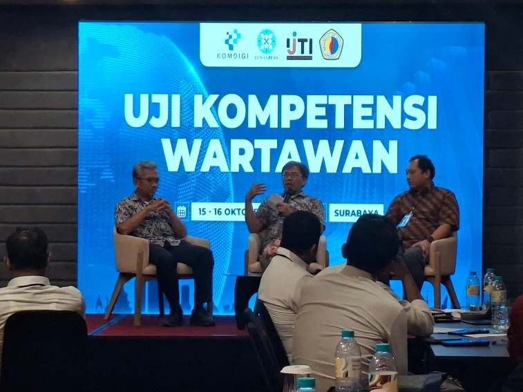 Perwakilan Dewan Pers bersama Penguji UKW Unitomo dan IJTI saat memberikan sambutan penutupan pada pelaksanaan UKW di Excotel Design Hotel Surabaya, Jumat (16/10/2026)