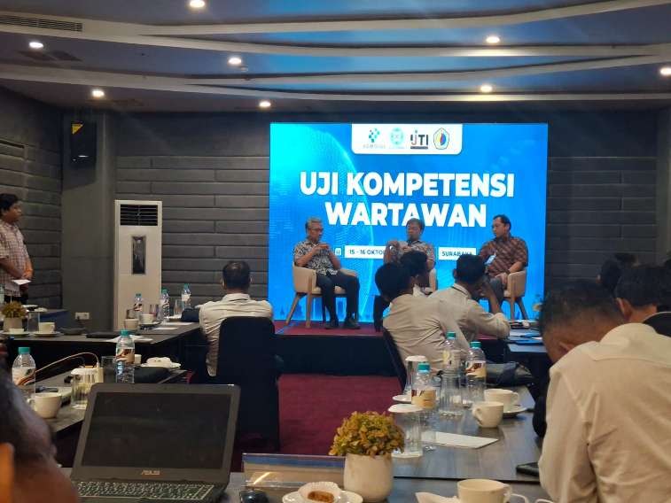 Perwakilan Dewan Pers bersama Penguji UKW Unitomo dan IJTI saat memberikan sambutan penutupan pada pelaksanaan UKW di Excotel Design Hotel Surabaya, Jumat (16/10/2026)