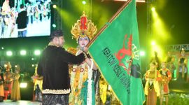 Ket foto: Bupati Sumenep Achmad Fauzi Wongsojudo dalam Prosesi Arya Wiraraja dan Festival Musik Tong-Tong KEN 2026 di depan Masjid Jamik Sumenep, Sabtu (17/10/2026).