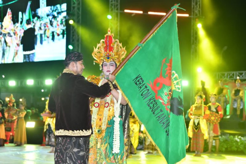 Ket foto: Bupati Sumenep Achmad Fauzi Wongsojudo dalam Prosesi Arya Wiraraja dan Festival Musik Tong-Tong KEN 2026 di depan Masjid Jamik Sumenep, Sabtu (17/10/2026).
