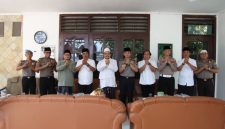 Ket Foto: Kapolresta Sumenep Kombes Pol. Ariek Indra Sentanu bersama Dr. KH. Ahmad Fauzi Tidjani dan jajaran saat silaturahmi di Pondok Pesantren Al-Amien Prenduan, Sumenep, Senin (19/10/2026).