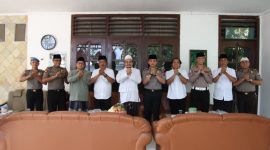 Ket Foto: Kapolresta Sumenep Kombes Pol. Ariek Indra Sentanu bersama Dr. KH. Ahmad Fauzi Tidjani dan jajaran saat silaturahmi di Pondok Pesantren Al-Amien Prenduan, Sumenep, Senin (19/10/2026).
