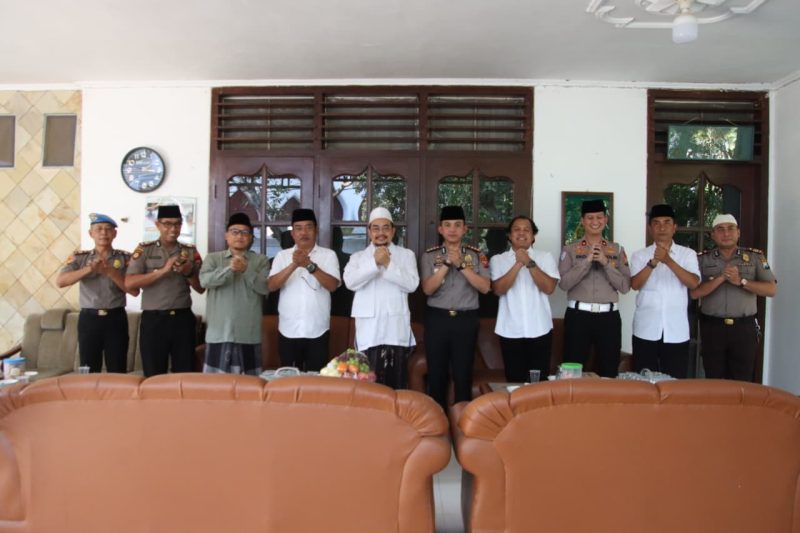 Ket Foto: Kapolresta Sumenep Kombes Pol. Ariek Indra Sentanu bersama Dr. KH. Ahmad Fauzi Tidjani dan jajaran saat silaturahmi di Pondok Pesantren Al-Amien Prenduan, Sumenep, Senin (19/10/2026).