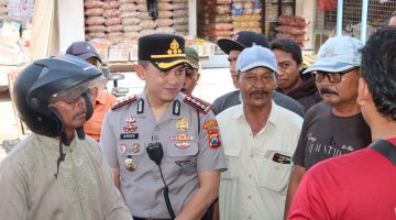 Sapa, Senyum, dan Dialog Hangat Kapolresta Sumenep di Pasar Anom