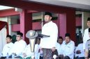 Ket. Foto: Bupati Sumenep Achmad Fauzi Wongsojudo menyampaikan pentingnya santri berani berwirausaha, mengembangkan kreativitas, dan menciptakan lapangan kerja saat Apel Hari Santri Nasional 2026 di halaman Kantor Bupati Sumenep, Kamis (22/10/2026)