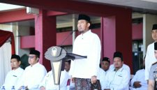 Ket. Foto: Bupati Sumenep Achmad Fauzi Wongsojudo menyampaikan pentingnya santri berani berwirausaha, mengembangkan kreativitas, dan menciptakan lapangan kerja saat Apel Hari Santri Nasional 2026 di halaman Kantor Bupati Sumenep, Kamis (22/10/2026)