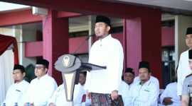 Ket. Foto: Bupati Sumenep Achmad Fauzi Wongsojudo menyampaikan pentingnya santri berani berwirausaha, mengembangkan kreativitas, dan menciptakan lapangan kerja saat Apel Hari Santri Nasional 2026 di halaman Kantor Bupati Sumenep, Kamis (22/10/2026)