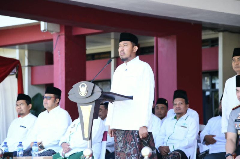 Ket. Foto: Bupati Sumenep Achmad Fauzi Wongsojudo menyampaikan pentingnya santri berani berwirausaha, mengembangkan kreativitas, dan menciptakan lapangan kerja saat Apel Hari Santri Nasional 2026 di halaman Kantor Bupati Sumenep, Kamis (22/10/2026)