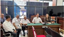 Ket foto: Sidang praperadilan Devi Taurisa di Pengadilan Negeri Jakarta Selatan, Jumat (23/10/2026), ditunda setelah surat pemanggilan terhadap pihak Kejaksaan selaku Termohon II belum dilaksanakan oleh juru sita. Hakim Eko Supriyanto menegaskan akan memberikan teguran atas kelalaian tersebut.