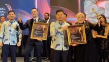 Bang Ali dan Ibu Fitria Ali menerima penghargaan Star Iconic 2026 atas pencapaian profesional dan kewirausahaan, yang didedikasikan untuk anak yatim dan kaum dhuafa.