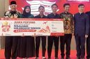 Ket foto: Tiga santri Pondok Pesantren Syeh Abdurrahman Rabah, Pamekasan, meraih prestasi nasional dalam kompetisi bahasa Mandarin yang diselenggarakan Harian Disway di Pakuwon Mall Surabaya. Prestasi tersebut mengantarkan mereka memperoleh reward perjalanan ke Tiongkok selama tujuh hari.