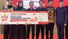 Ket foto: Tiga santri Pondok Pesantren Syeh Abdurrahman Rabah, Pamekasan, meraih prestasi nasional dalam kompetisi bahasa Mandarin yang diselenggarakan Harian Disway di Pakuwon Mall Surabaya. Prestasi tersebut mengantarkan mereka memperoleh reward perjalanan ke Tiongkok selama tujuh hari.