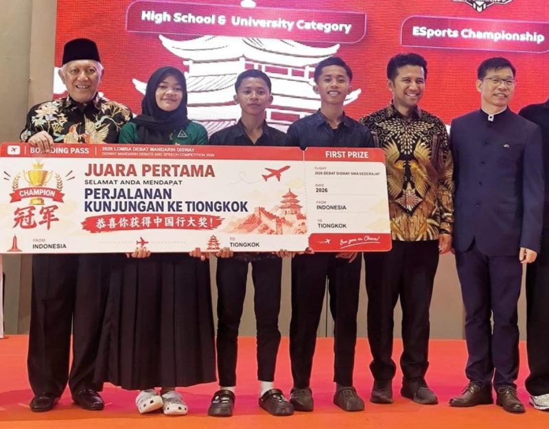 Ket foto: Tiga santri Pondok Pesantren Syeh Abdurrahman Rabah, Pamekasan, meraih prestasi nasional dalam kompetisi bahasa Mandarin yang diselenggarakan Harian Disway di Pakuwon Mall Surabaya. Prestasi tersebut mengantarkan mereka memperoleh reward perjalanan ke Tiongkok selama tujuh hari.