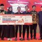 Ket foto: Tiga santri Pondok Pesantren Syeh Abdurrahman Rabah, Pamekasan, meraih prestasi nasional dalam kompetisi bahasa Mandarin yang diselenggarakan Harian Disway di Pakuwon Mall Surabaya. Prestasi tersebut mengantarkan mereka memperoleh reward perjalanan ke Tiongkok selama tujuh hari.