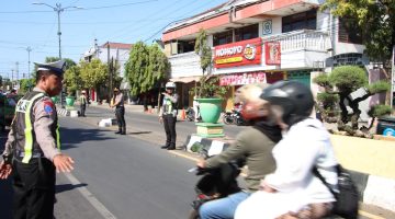 Kapolresta Sumenep Turun Langsung Pantau Arus Lalu Lintas Pagi, Pastikan Aktivitas Warga Lancar dan Aman