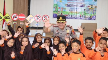 Lewat Program Polisi Peduli Pendidikan, Kapolresta Sumenep Rangkul Anak-anak SD
