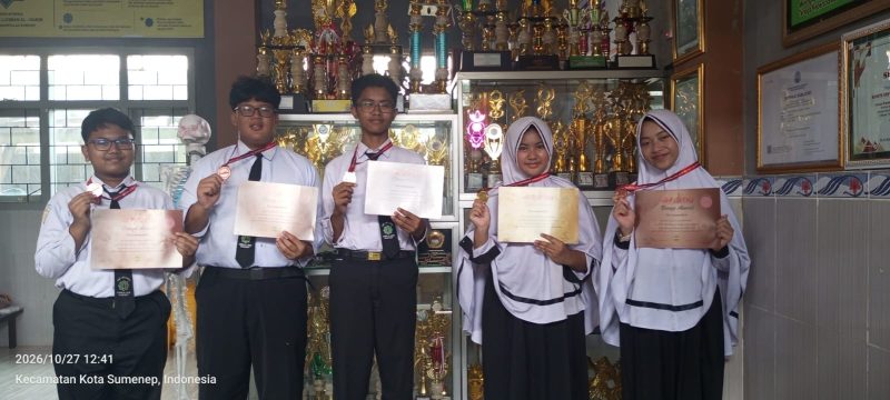 Ket foto: Lima siswa SMP Integral Luqman Al Hakim Sumenep berhasil mengukir prestasi dalam ajang HKIMO Heat Round 2026 dengan meraih satu medali emas, satu perak, dan tiga perunggu.