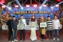 Ket foto: Perwakilan Bupati Sumenep, perwakilan Gubernur Jawa Timur, dan Senator DPD RI Ning Lia saat menerima penghargaan dalam rangkaian kegiatan Media Expo 2026 di Sumenep, Selasa malam (27/10/2026).