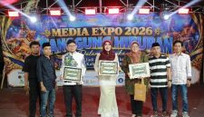 Ket foto: Perwakilan Bupati Sumenep, perwakilan Gubernur Jawa Timur, dan Senator DPD RI Ning Lia saat menerima penghargaan dalam rangkaian kegiatan Media Expo 2026 di Sumenep, Selasa malam (27/10/2026).