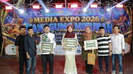 Ket foto: Penyerahan cinderamata dan karya batik hasil pelatihan membatik kepada perwakilan Gubernur Jawa Timur, DPD RI yang diwakili Senator Ning Lia, serta Bupati Sumenep dalam rangkaian kegiatan Media Expo 2026 di Sumenep, Selasa malam (27/10/2026).
