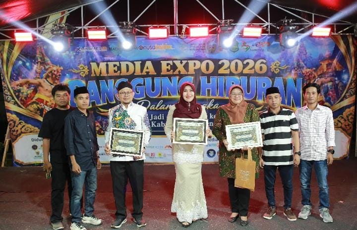 Ket foto: Penyerahan cinderamata dan karya batik hasil pelatihan membatik kepada perwakilan Gubernur Jawa Timur, DPD RI yang diwakili Senator Ning Lia, serta Bupati Sumenep dalam rangkaian kegiatan Media Expo 2026 di Sumenep, Selasa malam (27/10/2026).