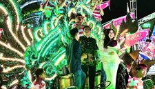 Ket foto: Senator DPD RI Ning Lia menikmati kemeriahan Media Expo 2026 dengan menaiki kendaraan dekorasi musik tong-tong, salah satu kekayaan seni budaya khas Sumenep