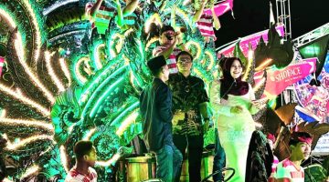 Ket foto: Senator DPD RI Ning Lia menikmati kemeriahan Media Expo 2026 dengan menaiki kendaraan dekorasi musik tong-tong, salah satu kekayaan seni budaya khas Sumenep