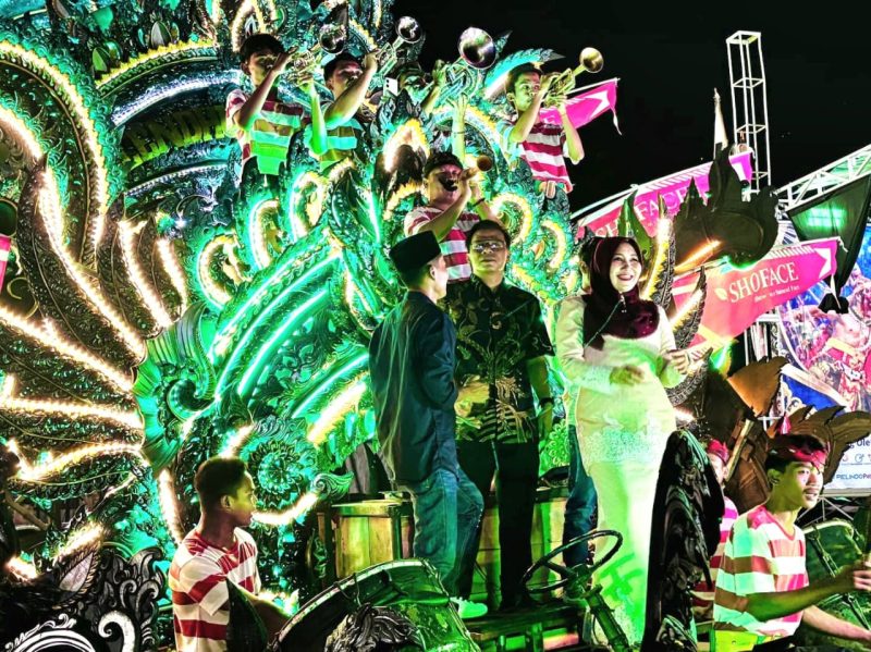 Ket foto: Senator DPD RI Ning Lia menikmati kemeriahan Media Expo 2026 dengan menaiki kendaraan dekorasi musik tong-tong, salah satu kekayaan seni budaya khas Sumenep