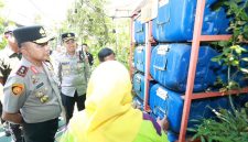 Kapolda Jawa Timur, Irjen Pol Dekananto Eko Purwono (kiri) saat ditemui di kampung wisata ondomohen, kota Surabaya.