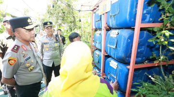Kapolda Jawa Timur, Irjen Pol Dekananto Eko Purwono (kiri) saat ditemui di kampung wisata ondomohen, kota Surabaya.