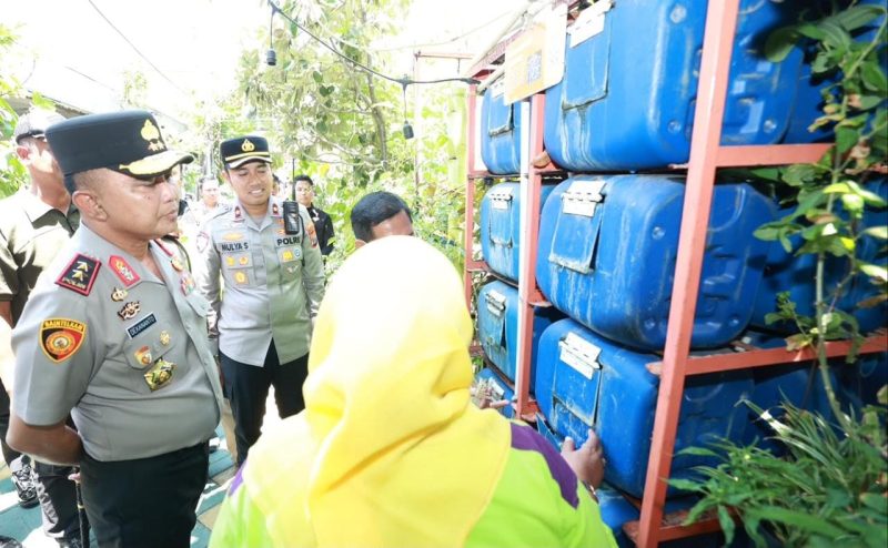 Kapolda Jawa Timur, Irjen Pol Dekananto Eko Purwono (kiri) saat ditemui di kampung wisata ondomohen, kota Surabaya.