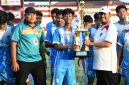 Bupati Sumenep Achmad Fauzi Wongsojudo menyerahkan trofi kepada para pemenang AF Sport U-17 Football Championship 2026 di Stadion Ahmad Yani, Sumenep.