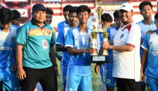 Bupati Sumenep Achmad Fauzi Wongsojudo menyerahkan trofi kepada para pemenang AF Sport U-17 Football Championship 2026 di Stadion Ahmad Yani, Sumenep.