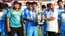 Bupati Sumenep Achmad Fauzi Wongsojudo menyerahkan trofi kepada para pemenang AF Sport U-17 Football Championship 2026 di Stadion Ahmad Yani, Sumenep.