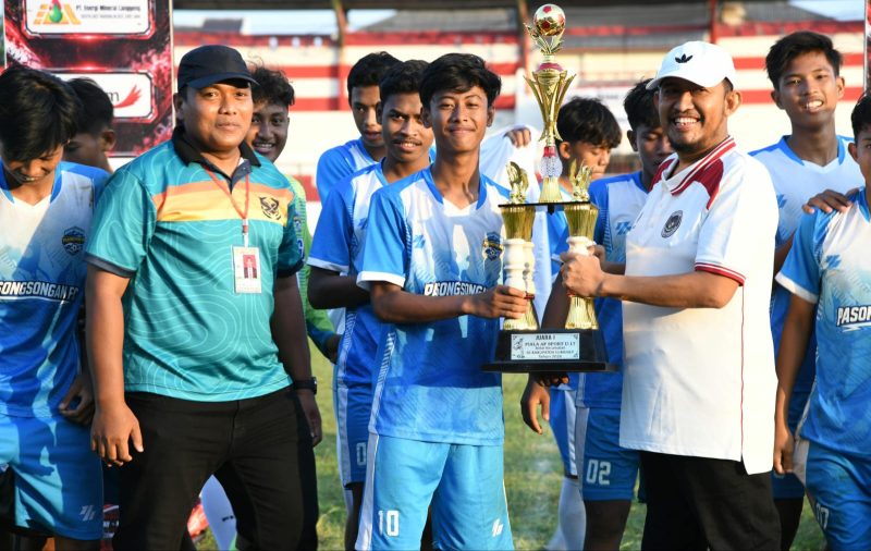 Bupati Sumenep Achmad Fauzi Wongsojudo menyerahkan trofi kepada para pemenang AF Sport U-17 Football Championship 2026 di Stadion Ahmad Yani, Sumenep.