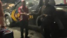 Ket Foto: Mobil bertuliskan Polsek Lenteng yang diduga menerobos antrean dan mengisi BBM jenis solar bersubsidi di SPBU Ganding, Kabupaten Sumenep, Sabtu malam (31/10/2026).
