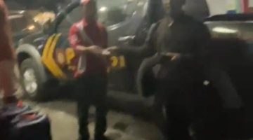 Ket Foto: Mobil bertuliskan Polsek Lenteng yang diduga menerobos antrean dan mengisi BBM jenis solar bersubsidi di SPBU Ganding, Kabupaten Sumenep, Sabtu malam (31/10/2026).
