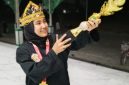 Ket foto: Awan Dania Dwi Putri, siswi SMA Negeri 2 Sumenep sekaligus putri anggota Jurnalis Sumenep Independen (JSI), berhasil meraih juara pertama kategori seni tunggal remaja putri dalam Trunodjoyo National Championship III 2026 di Universitas Trunojoyo Madura, Bangkalan.