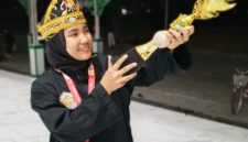 Ket foto: Awan Dania Dwi Putri, siswi SMA Negeri 2 Sumenep sekaligus putri anggota Jurnalis Sumenep Independen (JSI), berhasil meraih juara pertama kategori seni tunggal remaja putri dalam Trunodjoyo National Championship III 2026 di Universitas Trunojoyo Madura, Bangkalan.