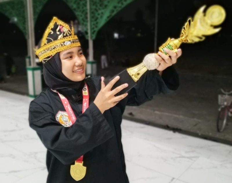 Ket foto: Awan Dania Dwi Putri, siswi SMA Negeri 2 Sumenep sekaligus putri anggota Jurnalis Sumenep Independen (JSI), berhasil meraih juara pertama kategori seni tunggal remaja putri dalam Trunodjoyo National Championship III 2026 di Universitas Trunojoyo Madura, Bangkalan.