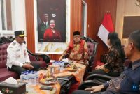 Ket Foto: Ketua DPRD Sumenep H. Zainal Arifin saat menerima kunjungan DPRD Kota Mojokerto di ruang kerjanya, Rabu (30/9/2026). Pertemuan membahas transparansi anggaran, pengawasan pembangunan, dan penguatan partisipasi masyarakat.