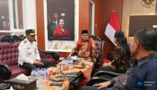 Ket Foto: Ketua DPRD Sumenep H. Zainal Arifin saat menerima kunjungan DPRD Kota Mojokerto di ruang kerjanya, Rabu (30/9/2026). Pertemuan membahas transparansi anggaran, pengawasan pembangunan, dan penguatan partisipasi masyarakat.