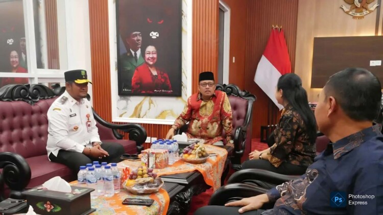 Ket Foto: Ketua DPRD Sumenep H. Zainal Arifin saat menerima kunjungan DPRD Kota Mojokerto di ruang kerjanya, Rabu (30/9/2026). Pertemuan membahas transparansi anggaran, pengawasan pembangunan, dan penguatan partisipasi masyarakat.