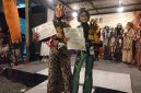 Ket Foto: Dua siswi SMPN 1 Sampang, Nelza Iffad Huwaida dan Karisha Nandhea Ramadhani, bersama binaan Sanggar KBP Sampang berhasil meraih tiga predikat dalam ajang Fashion Muslim of Batik Madura 2026 di Lyco Cafe, Sampang.