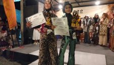 Ket Foto: Dua siswi SMPN 1 Sampang, Nelza Iffad Huwaida dan Karisha Nandhea Ramadhani, bersama binaan Sanggar KBP Sampang berhasil meraih tiga predikat dalam ajang Fashion Muslim of Batik Madura 2026 di Lyco Cafe, Sampang.