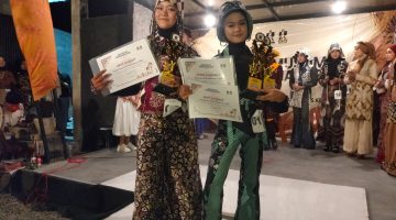 Ket Foto: Dua siswi SMPN 1 Sampang, Nelza Iffad Huwaida dan Karisha Nandhea Ramadhani, bersama binaan Sanggar KBP Sampang berhasil meraih tiga predikat dalam ajang Fashion Muslim of Batik Madura 2026 di Lyco Cafe, Sampang.