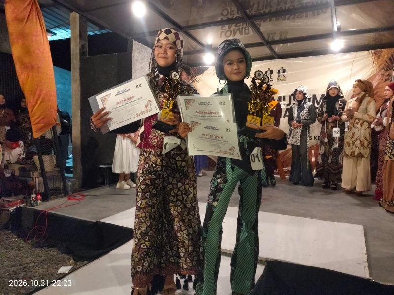Ket Foto: Dua siswi SMPN 1 Sampang, Nelza Iffad Huwaida dan Karisha Nandhea Ramadhani, bersama binaan Sanggar KBP Sampang berhasil meraih tiga predikat dalam ajang Fashion Muslim of Batik Madura 2026 di Lyco Cafe, Sampang.